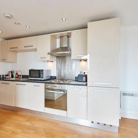 Bright Spacious Modern 2 Bed - Yorksha Great Location