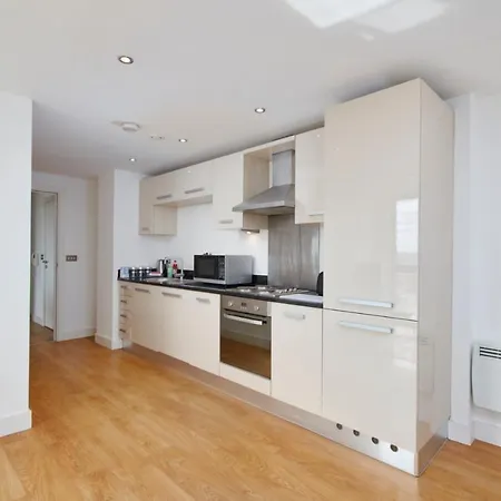 Bright Spacious Modern 2 Bed - Yorksha Great Location Apartment